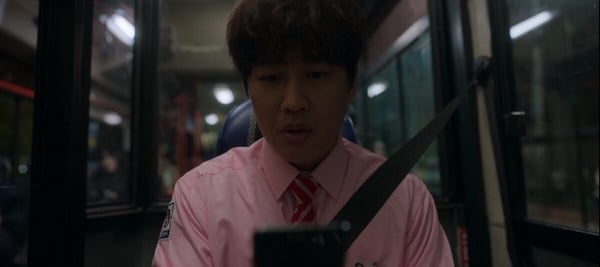 《Moving異能》最新劇情細節彩蛋！公車神秘男會飛，行動電源藏玄機，打掃阿姨身份是她