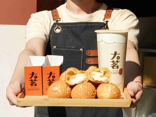 大茗本位製茶堂推出的甜點新品花生奶蓋泡芙，泡芙內擠滿使用北港花生醬製成的濃郁內餡