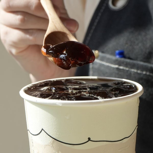大茗本位製茶堂2025新品珈琲粉粿系列飲料，呈現復古老派風格的視覺設計