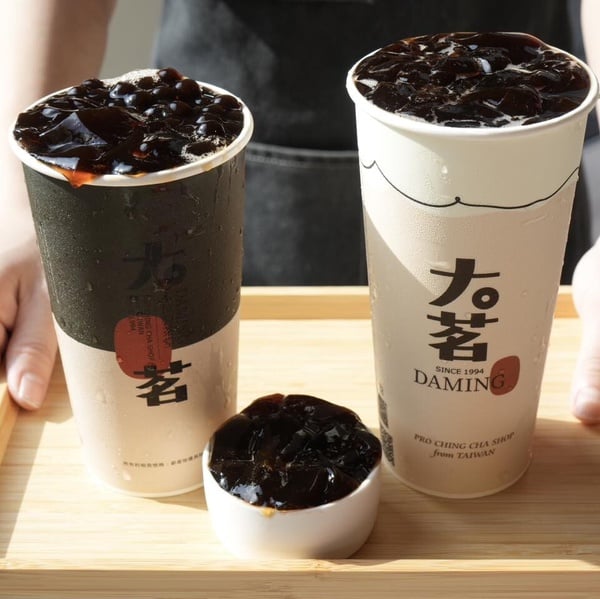 大茗新品珍珠粉粿牛奶，杯中可見滿滿的招牌珍珠與深色的珈琲粉粿，再倒入香醇牛奶，提供雙重嚼感