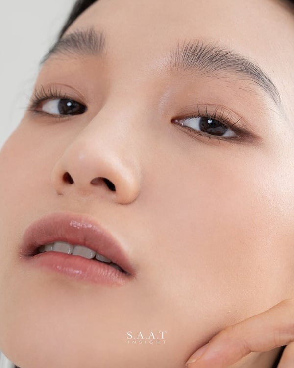 不暗沉的「偽素顏底妝」技巧！乾肌必學的「倒敘手法」，零卡粉、零暗沉，輕鬆美整天！
