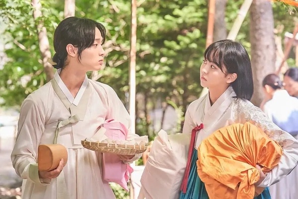 日票選「最好看Netflix愛情韓劇」TOP10!《太陽的後裔》第4輸《金秘書》,冠軍真的甜
