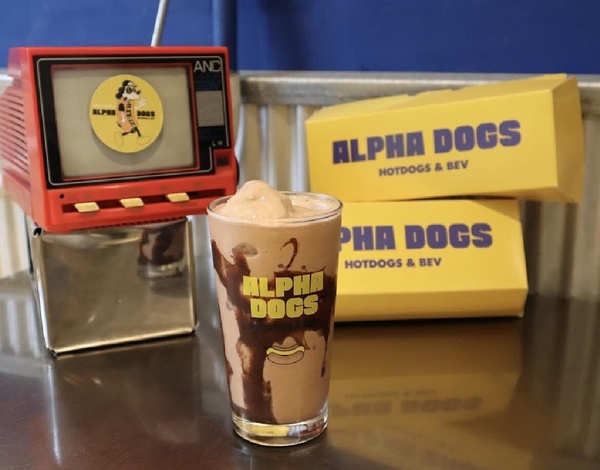 重磅聯名!niko and … x ALPHA DOGS新餐點登場,脆脆熱狗堡、巧克力起士蛋糕奶昔必吃