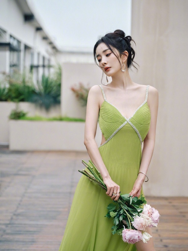 陸劇8位「人間腰精」女星!陳都靈腰細上熱搜,李沁腰比黃景瑜大腿細,趙麗穎腰太驚人