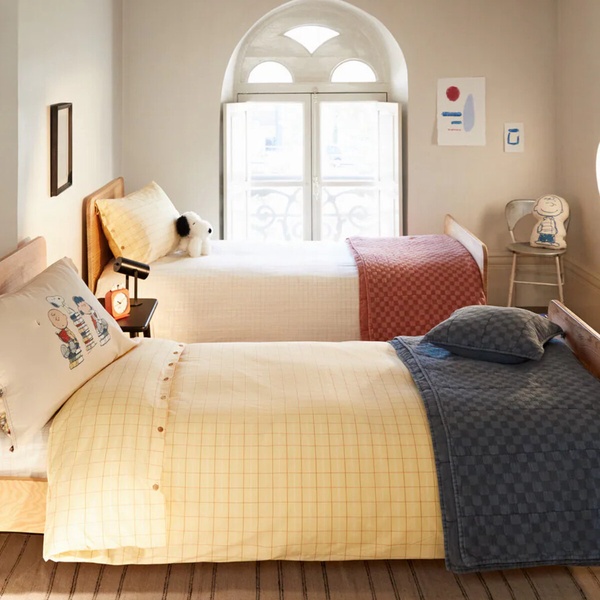 可愛爆擊！Zara Home x Peanuts史努比系列登場，史努比抱枕、餐盤、文具到寢具都有