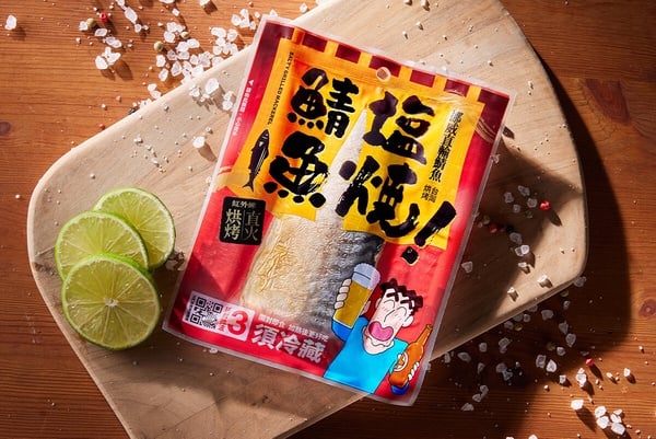 蠟筆小新變宵夜!7-11開賣「蠟筆小新塩燒鯖魚」,小新爸爸廣志現身配菜下酒超讚!