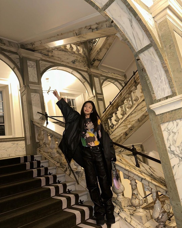 Jennie秋冬5大穿搭亮點!今年必學的時尚感層次疊穿,超多版型帽子該如何選擇一次看!