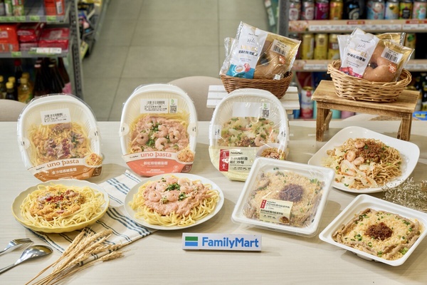 全家開賣鼎泰豐新品「海鮮醬肉絲蛋炒飯、蝦仁炒麵」,再推SAKImoto柚子胡椒湯麵必吃