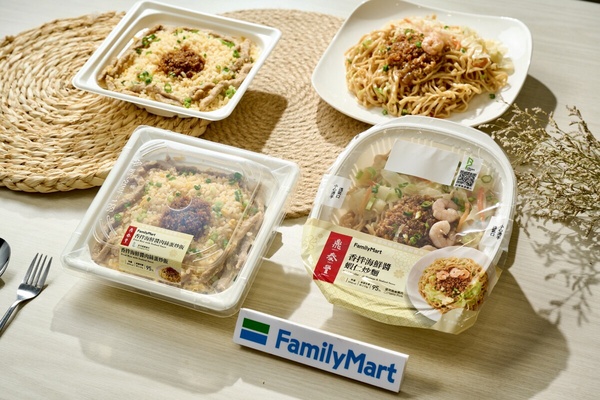 全家開賣鼎泰豐新品「海鮮醬肉絲蛋炒飯、蝦仁炒麵」,再推SAKImoto柚子胡椒湯麵必吃