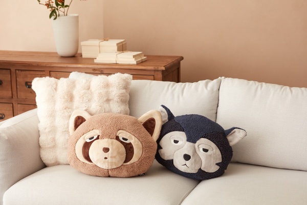 HOLA「超厭世動物系列手插枕」 登場!厭世浣熊、哈士奇超可愛,毛小孩寵物床同步現身