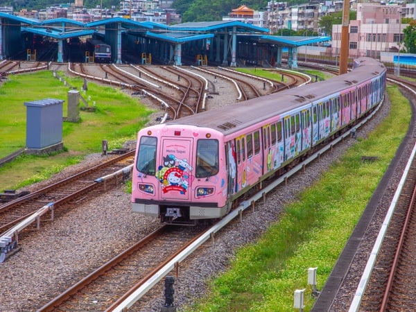 KITTY化身列車長!台北捷運 x 三麗鷗周邊,悠遊卡、吊飾、帆布袋必收,18款售價一次看