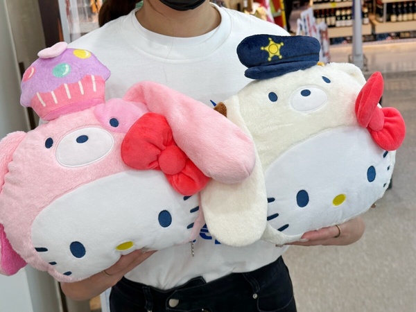 Kitty粉衝家樂福！家樂福「Hello Kitty抱枕毯」加價購，Kitty變水手、警察超萌4款必收