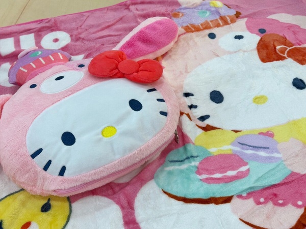 Kitty粉衝家樂福！家樂福「Hello Kitty抱枕毯」加價購，Kitty變水手、警察超萌4款必收