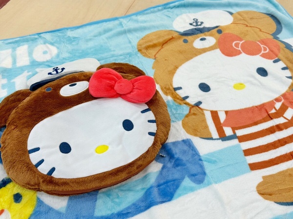 Kitty粉衝家樂福！家樂福「Hello Kitty抱枕毯」加價購，Kitty變水手、警察超萌4款必收
