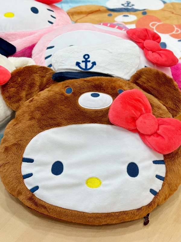 Kitty粉衝家樂福！家樂福「Hello Kitty抱枕毯」加價購，Kitty變水手、警察超萌4款必收