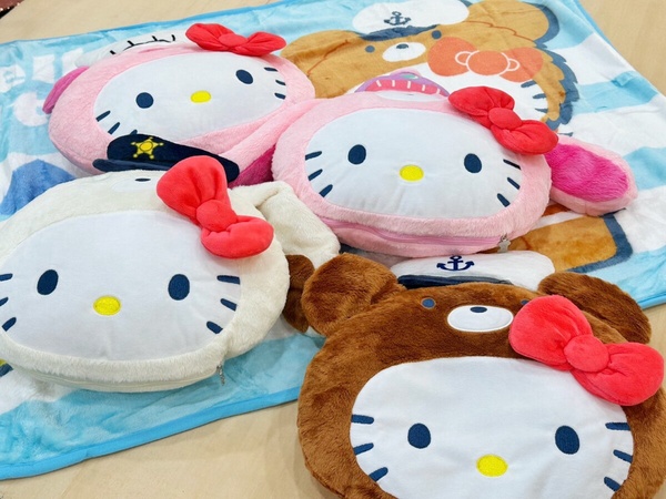 Kitty粉衝家樂福！家樂福「Hello Kitty抱枕毯」加價購，Kitty變水手、警察超萌4款必收