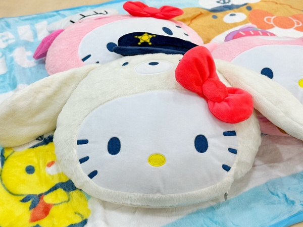 Kitty粉衝家樂福！家樂福「Hello Kitty抱枕毯」加價購，Kitty變水手、警察超萌4款必收