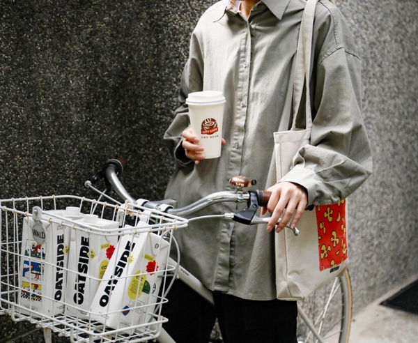 買一送一!7-11推「OATSIDE燕麥拿鐵」連3天買一送一,全家拿鐵買一送一、可不可也優惠