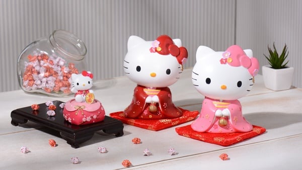 KITTY迷快看!7-11「三麗鷗周邊」開賣,透明公仔、果汁筆必收,KITTY開運撲滿同步登場