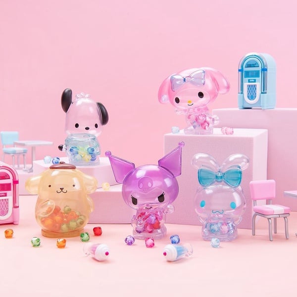 KITTY迷快看!7-11「三麗鷗周邊」開賣,透明公仔、果汁筆必收,KITTY開運撲滿同步登場