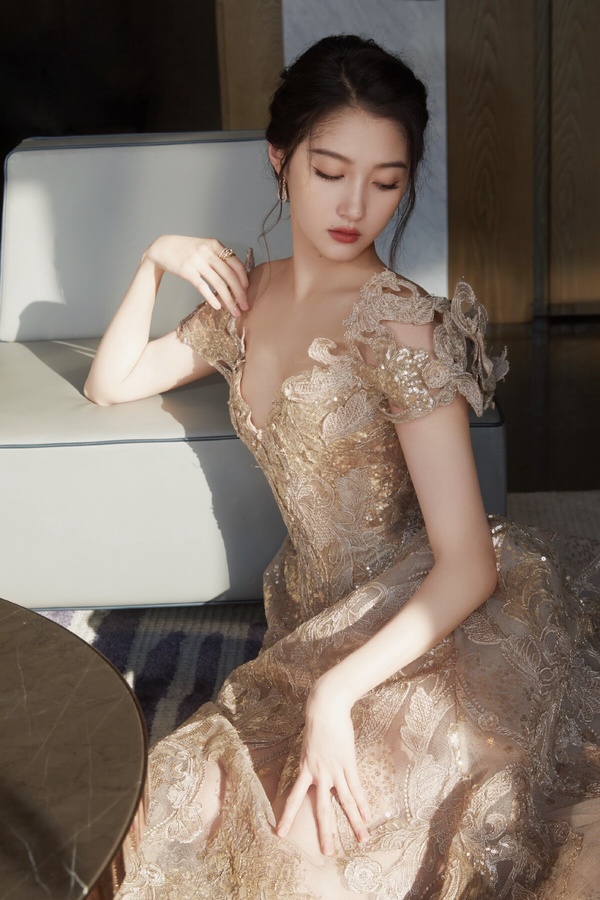 16位陸劇明星紅毯精修vs未修!迪麗熱巴史上最驚悚,楊紫優雅周也漂亮,古力娜扎贏翻了