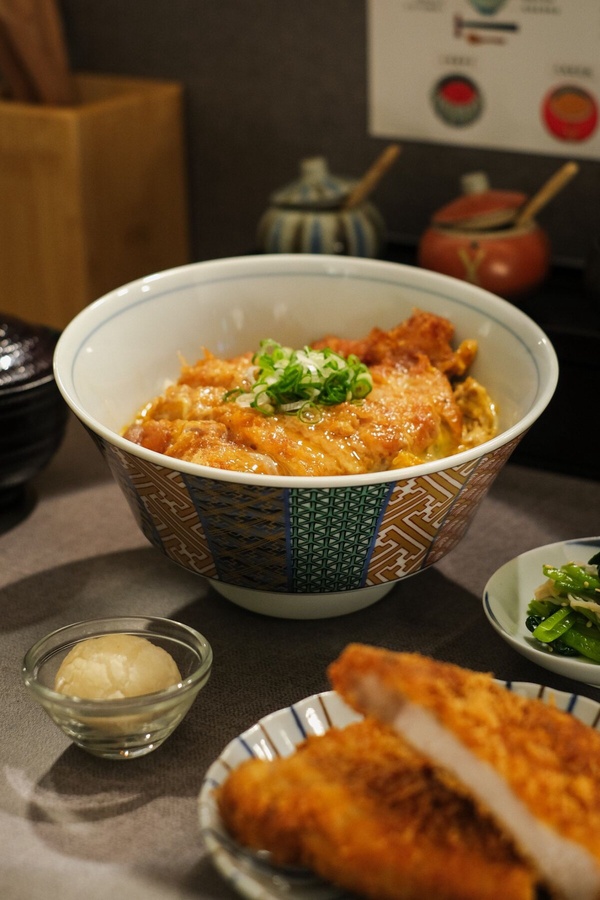 買一送一!排隊名店豬排飯「KATSU鑫」安和店開幕,雙倍肉量必吃再享買一送一開幕優惠