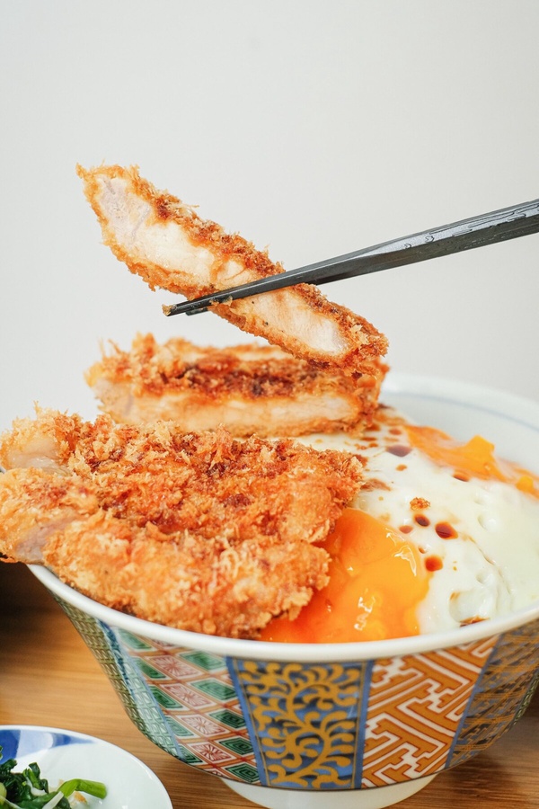 買一送一!排隊名店豬排飯「KATSU鑫」安和店開幕,雙倍肉量必吃再享買一送一開幕優惠