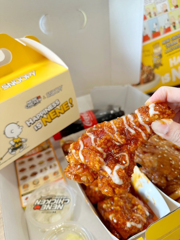 史努比粉絲衝!NENE CHICKEN史努比聯名紙盒、主題店太可愛,再推「霜降韓國烤肉炸雞」
