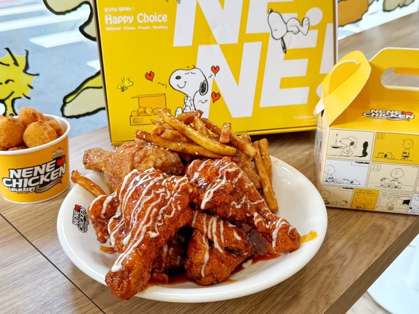 史努比粉絲衝!NENE CHICKEN史努比聯名紙盒、主題店太可愛,再推「霜降韓國烤肉炸雞」