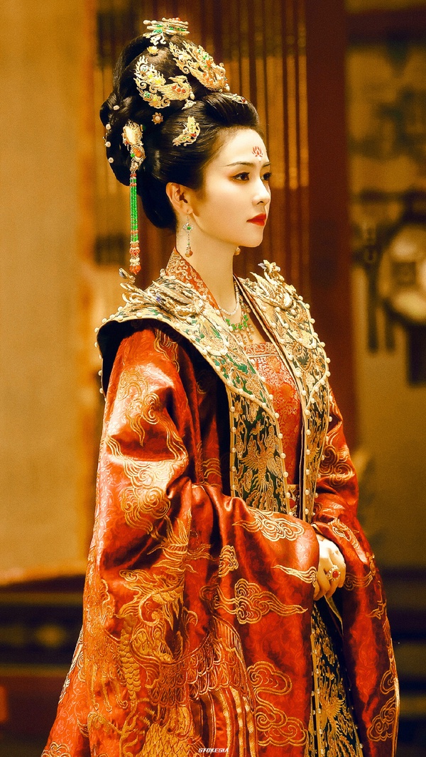 古裝劇10位女星「皇后造型」!《寧安如夢》白鹿華麗,迪麗熱巴素淡,景甜真正雍容華貴