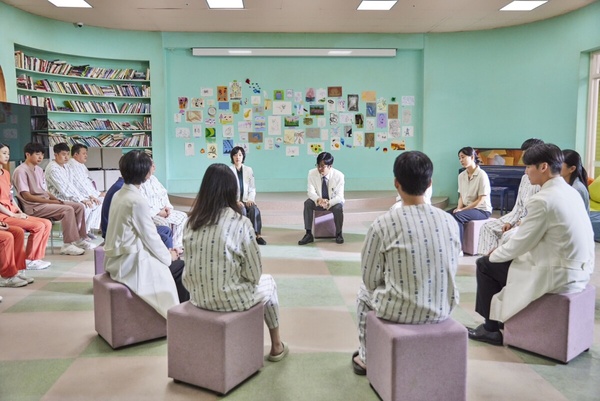 一到秋冬就情緒低落,你也有「季節性憂鬱」嗎?8招教你擺脫低潮,「這點」是關鍵!
