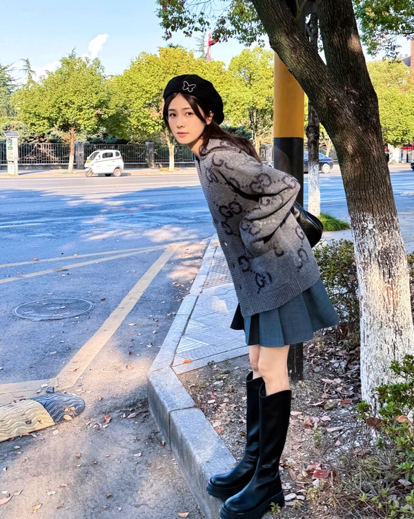 《以愛為營》白鹿戲外7大超減齡穿搭!秋冬亮色系針織衫是關鍵,泡泡袖元素修飾頭身比