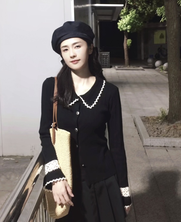 《以愛為營》白鹿戲外7大超減齡穿搭!秋冬亮色系針織衫是關鍵,泡泡袖元素修飾頭身比