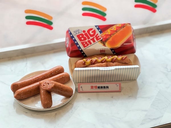 7-11 x《此時此刻》11款美食：蟹膏烤飯糰、酸辣粉、葡萄泡泡思樂冰、爆餡生乳包必吃