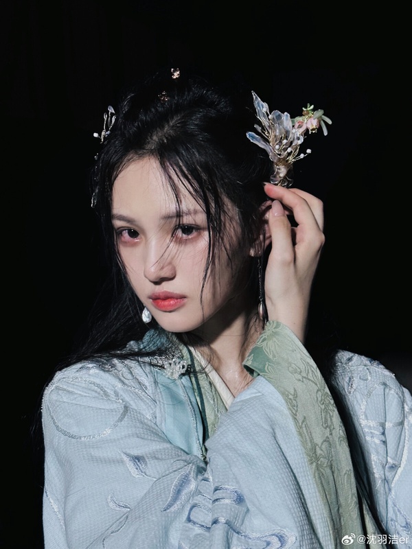 《以愛為營》10演員穿古裝!喻教授古裝不輸王鶴棣,心機女是《花千骨》趙麗穎的糖寶啊