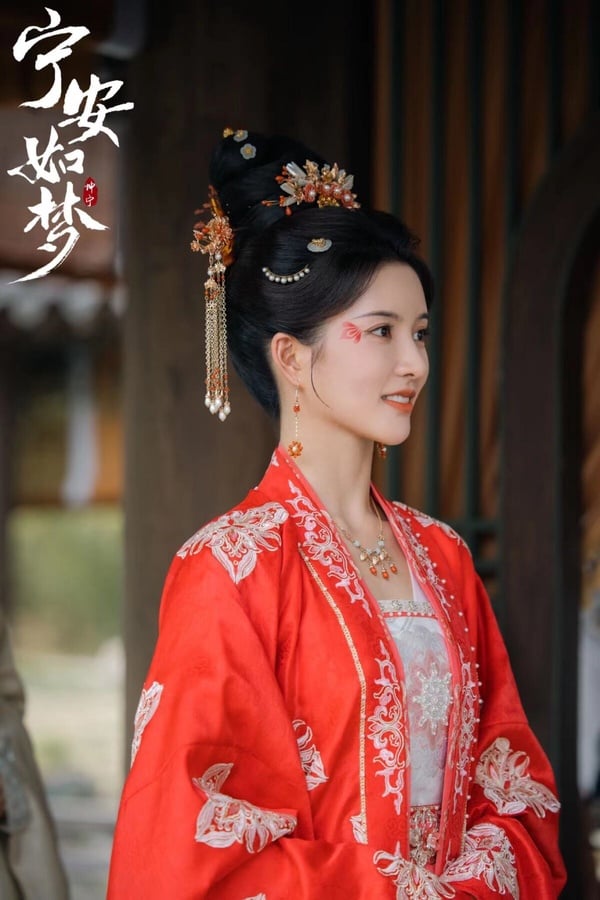 《以愛為營》10演員穿古裝!喻教授古裝不輸王鶴棣,心機女是《花千骨》趙麗穎的糖寶啊