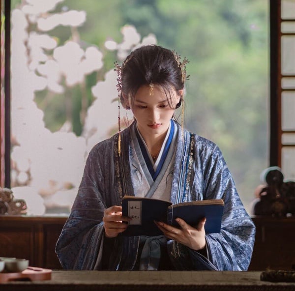 《以愛為營》10演員穿古裝!喻教授古裝不輸王鶴棣,心機女是《花千骨》趙麗穎的糖寶啊