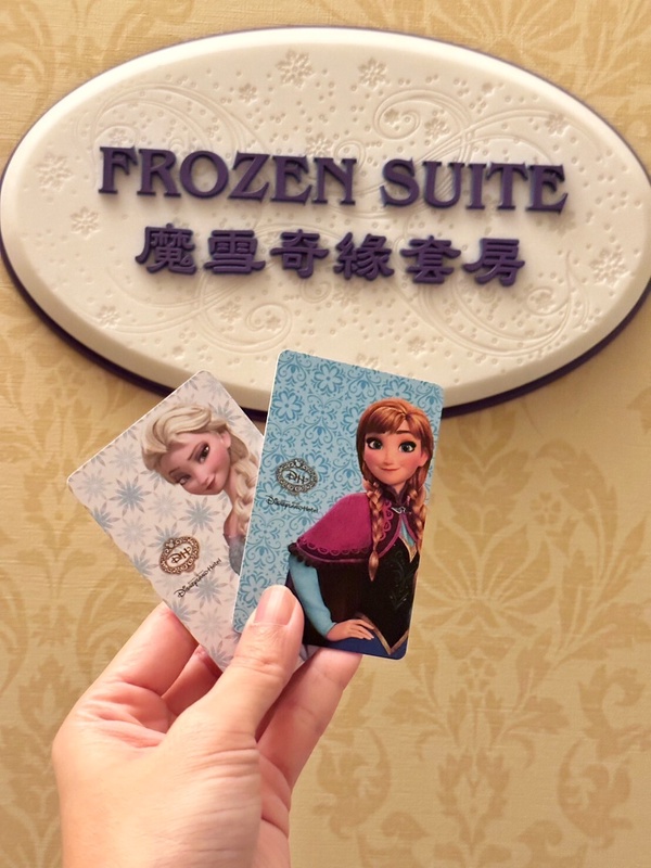 冰雪奇緣粉必住！開箱香港迪士尼「冰雪奇緣主題房」大雪寶超萌，還有周邊通通帶回家！