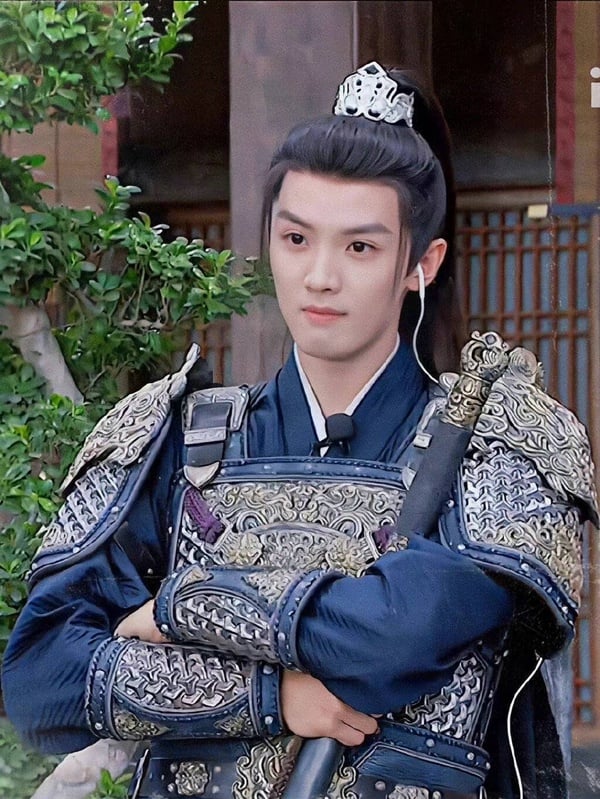2023陸劇9位「顏值演技兼具」神顏男配!《以愛為營》魏哲鳴帥炸，張凌赫的男配總特別帥