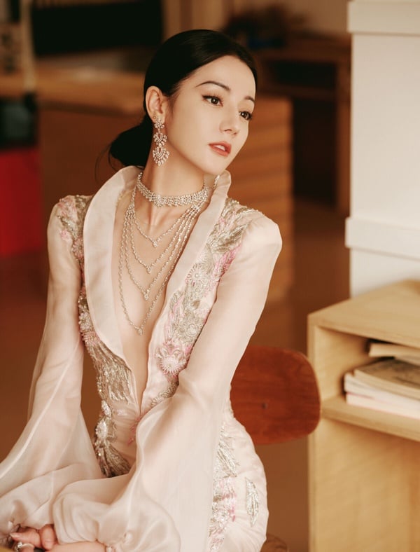 迪麗熱巴、古力娜扎同場紅毯PK！10陸劇女星紅毯造型，倪妮大氣，張子楓土氣，娜扎贏翻
