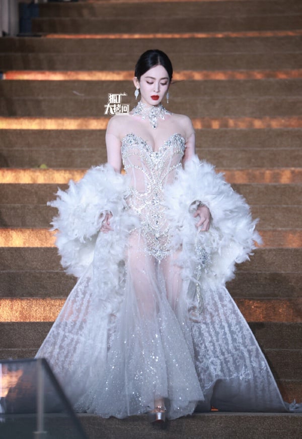 迪麗熱巴、古力娜扎同場紅毯PK！10陸劇女星紅毯造型，倪妮大氣，張子楓土氣，娜扎贏翻