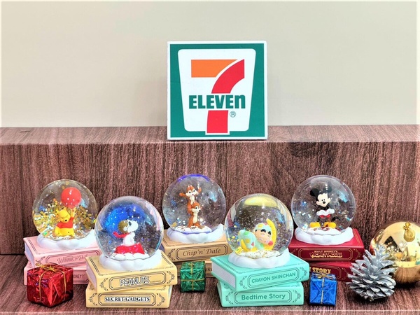 7-11「聖誕交換禮物」推薦!蠟筆小新、史努比、招財貓水晶球太萌,再推NewJeans巧克力