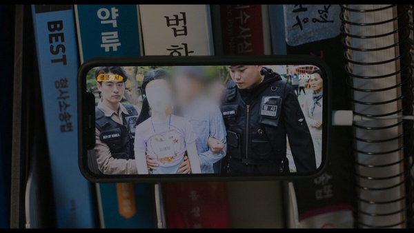 《非法正義》4大真實事件!「公寓母女殺人案」犯案後唱KTV,他性侵女童出獄後還住隔壁