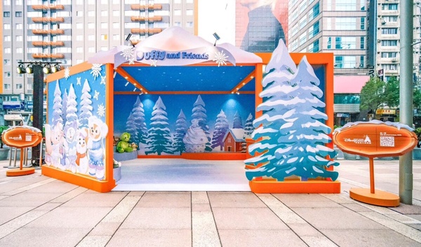 迪士尼粉絲必打卡！SOGO聖誕跨年限定冰雪奇緣主題，超巨雪寶必拍，達菲與好友也現身！