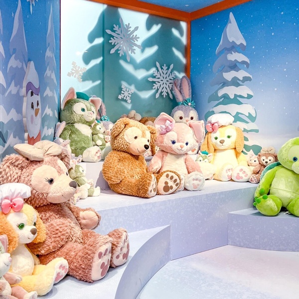 迪士尼粉絲必打卡！SOGO聖誕跨年限定冰雪奇緣主題，超巨雪寶必拍，達菲與好友也現身！