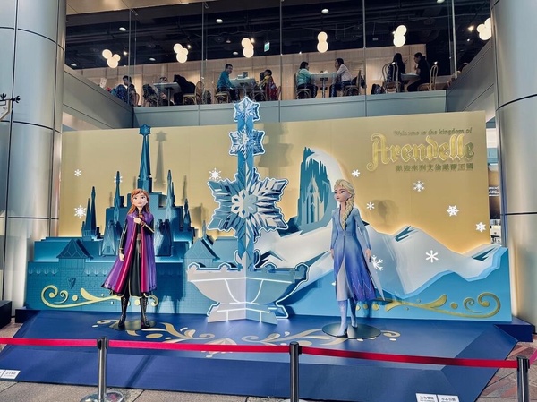 迪士尼粉絲必打卡！SOGO聖誕跨年限定冰雪奇緣主題，超巨雪寶必拍，達菲與好友也現身！