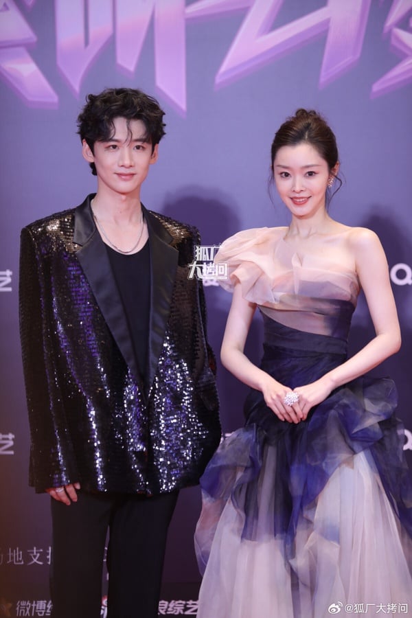 愛奇藝尖叫之夜9組明星同框!白敬亭宋軼甜哭，白鹿張凌赫避嫌，楊冪