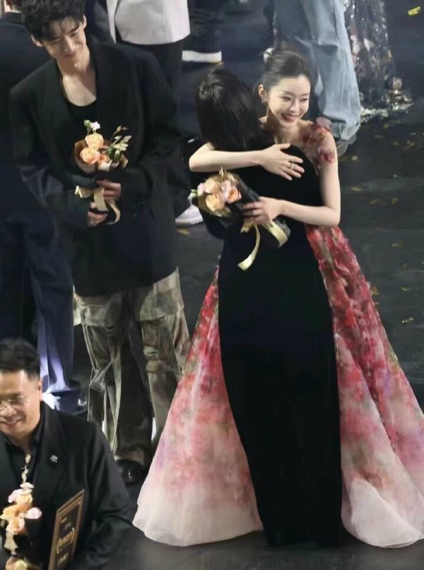 尖叫之夜9組陸劇明星同框！白敬亭宋軼甜哭，白鹿張凌赫0互動，楊冪&amp;amp;amp;amp;amp;amp;魏大勛&amp;amp;amp;amp;amp;amp;秦嵐最尷尬