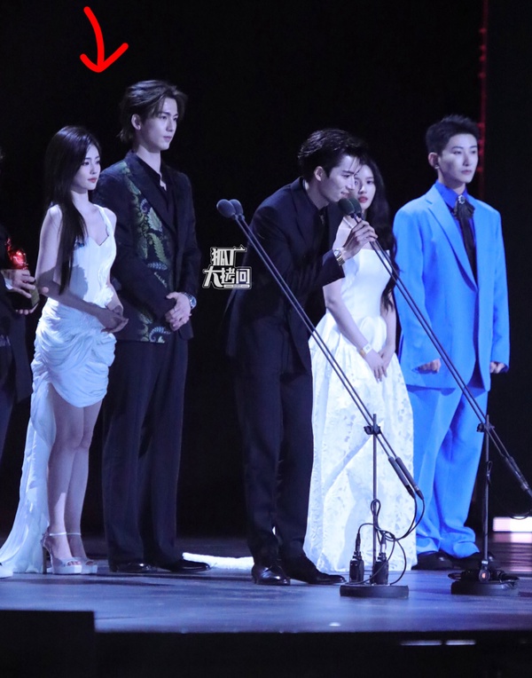 尖叫之夜9組陸劇明星同框！白敬亭宋軼甜哭，白鹿張凌赫0互動，楊冪&amp;amp;amp;amp;amp;amp;魏大勛&amp;amp;amp;amp;amp;amp;秦嵐最尷尬