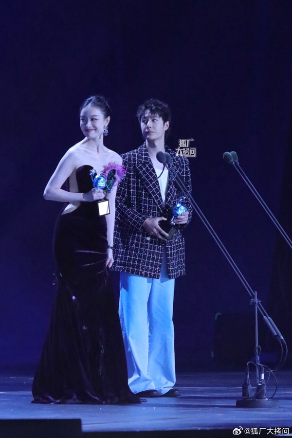 尖叫之夜9組陸劇明星同框！白敬亭宋軼甜哭，白鹿張凌赫0互動，楊冪&amp;amp;amp;amp;amp;amp;魏大勛&amp;amp;amp;amp;amp;amp;秦嵐最尷尬